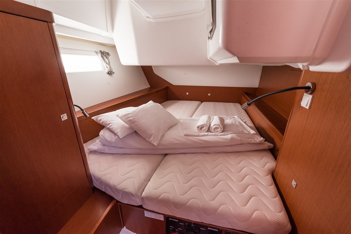 Oceanis 45, Mobula One | Yacht Charter Croatia