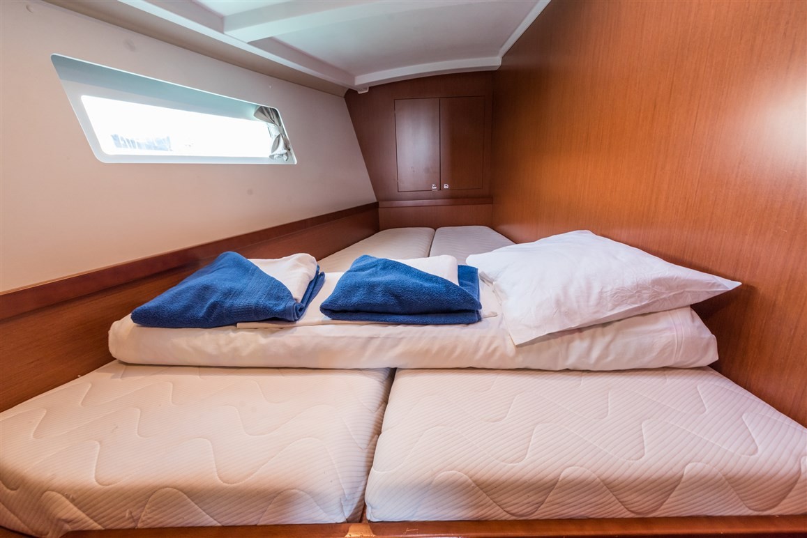 Oceanis 45, Parija II | Yacht Charter Croatia
