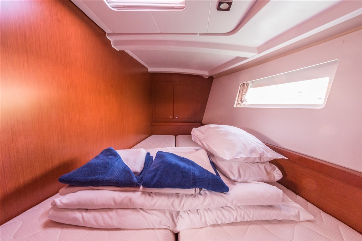 Oceanis 45, Parija II | Yacht Charter Croatia