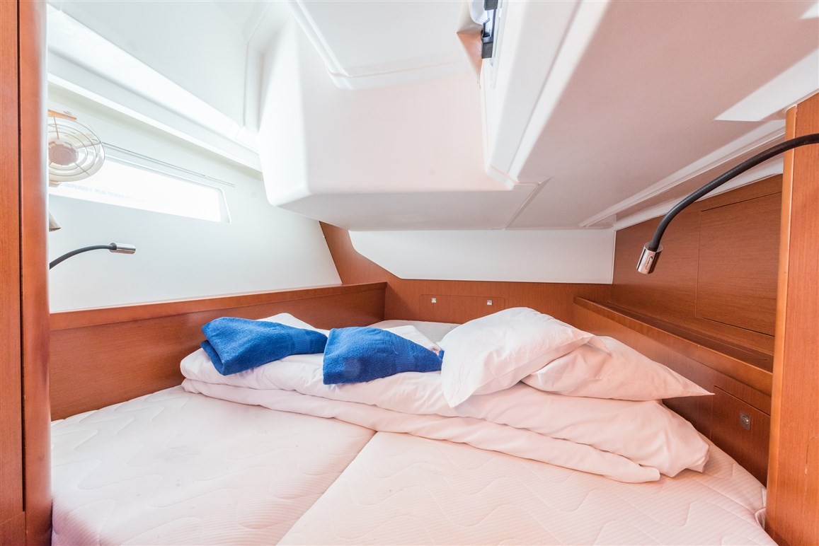 Oceanis 45, Parija II | Yacht Charter Croatia