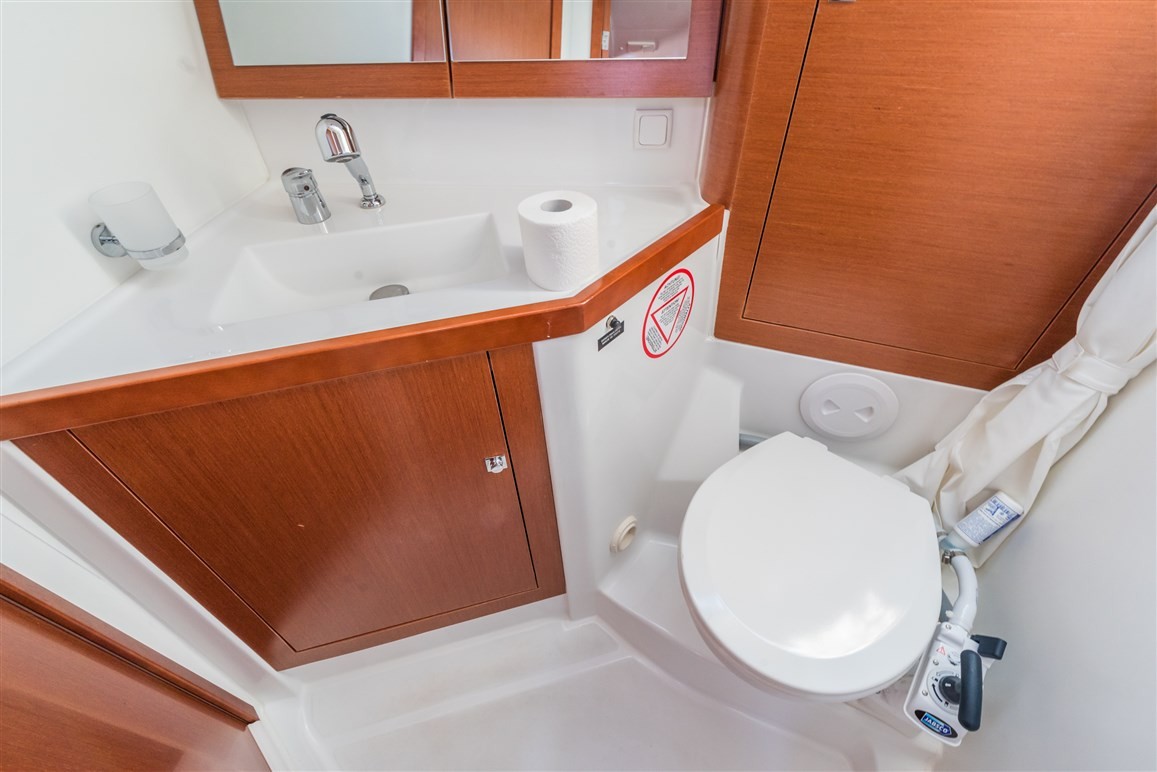 Oceanis 45, Parija II | Yacht Charter Croatia