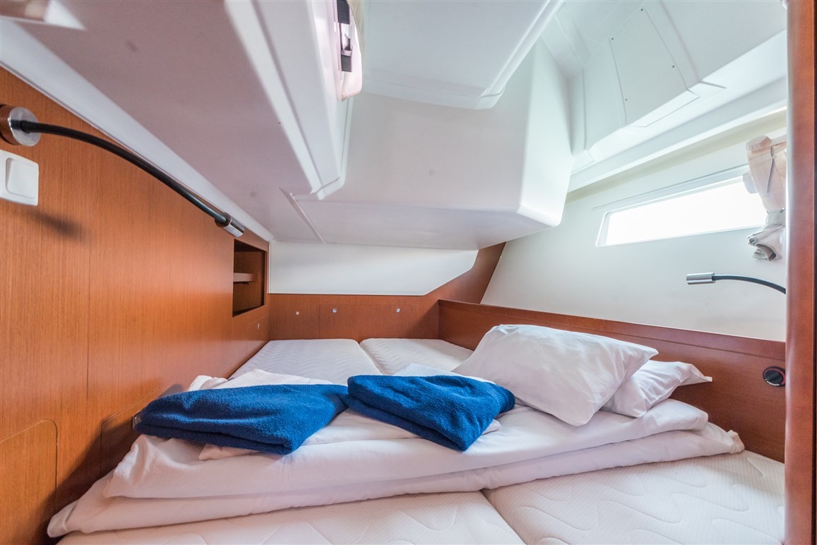 Oceanis 45, Zoa | Yacht Charter Croatia
