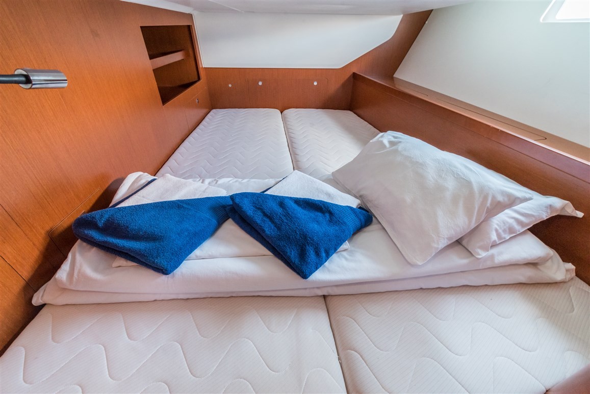 Oceanis 45, Zoa | Yacht Charter Croatia