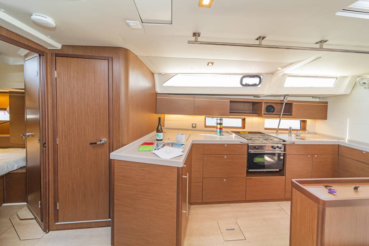Oceanis 46.1, First Kiss | Yacht Charter Croatia
