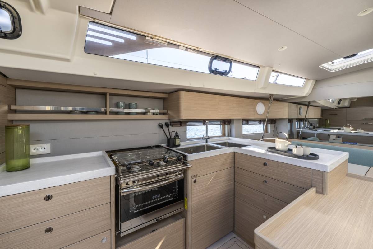 Oceanis 52, TinĨika | Yacht Charter Croatia