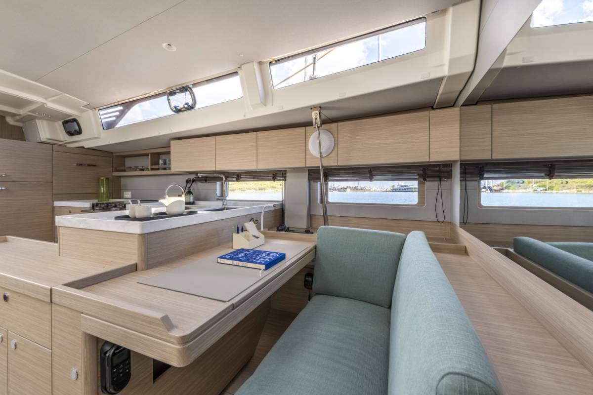 Oceanis 52, TinĨika | Yacht Charter Croatia