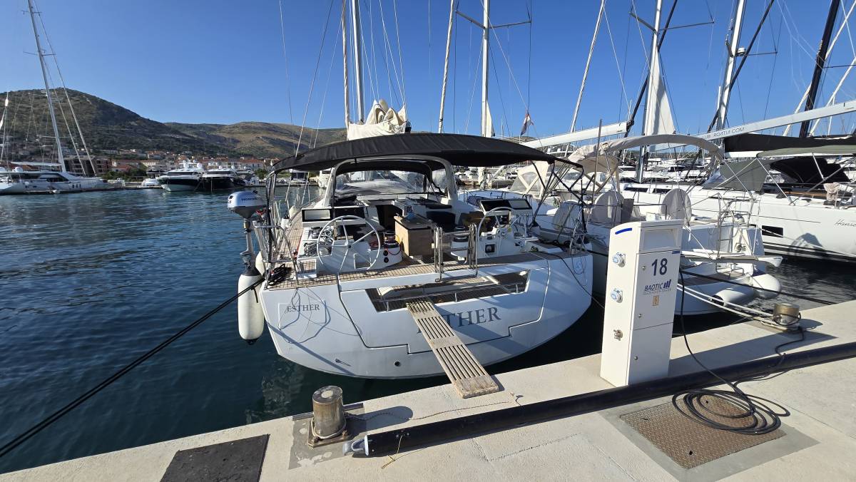 Oceanis 55, Esther | Yacht Charter Croatia