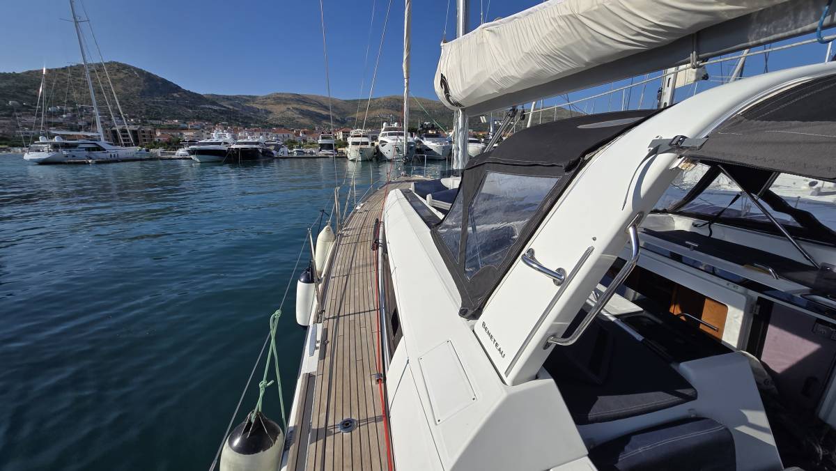 Oceanis 55, Esther | Yacht Charter Croatia