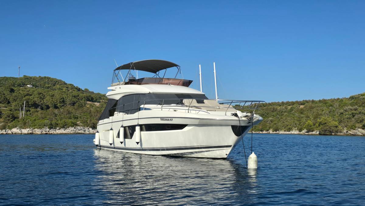 Prestige 520, Medusa | Yacht Charter Croatia