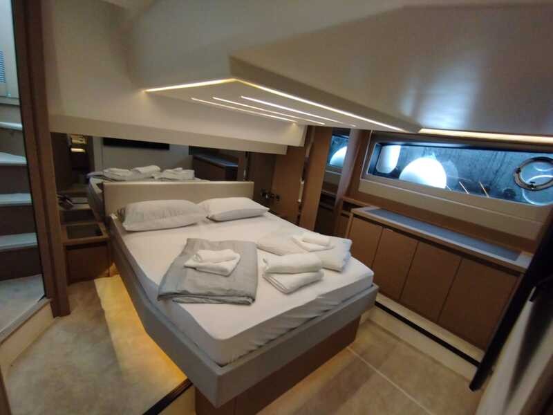 Prestige 520, Baby Indy | Yacht Charter Croatia