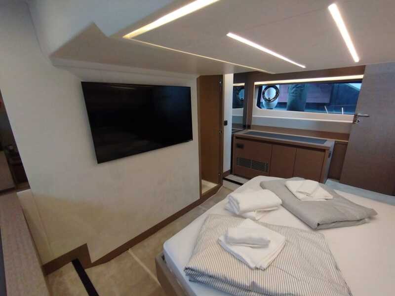 Prestige 520, Baby Indy | Yacht Charter Croatia