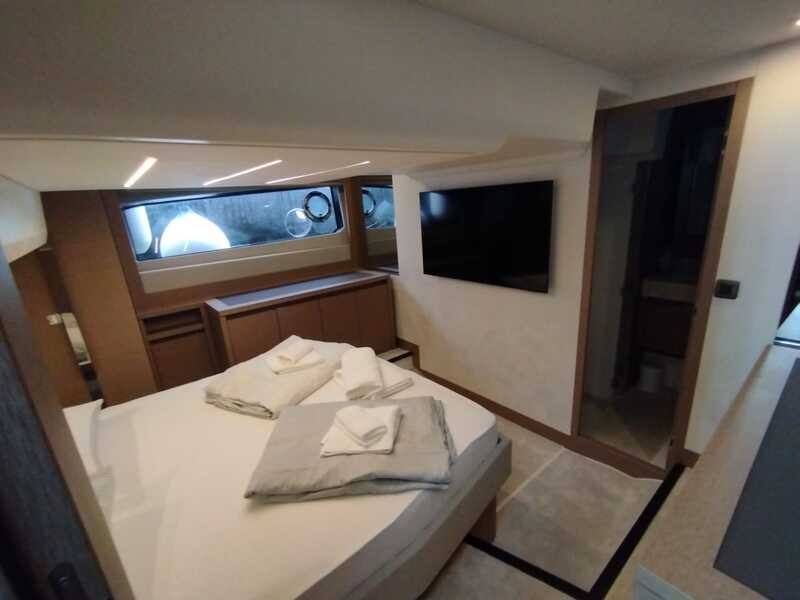 Prestige 520, Baby Indy | Yacht Charter Croatia