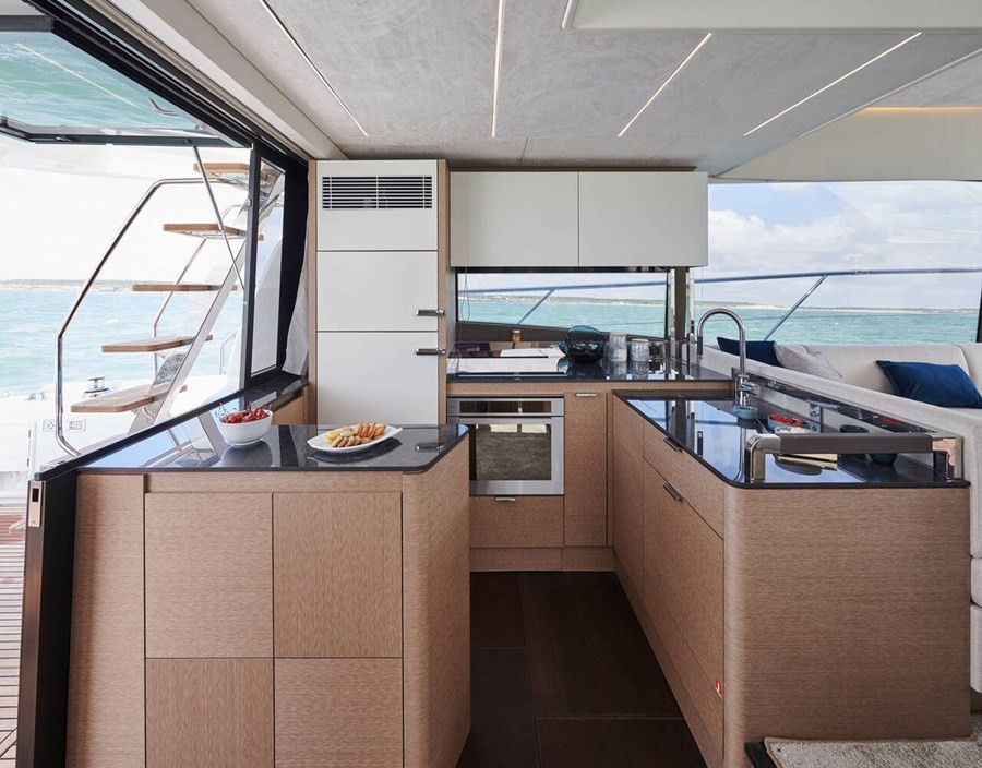 Prestige 590, Shaft | Yacht Charter Croatia