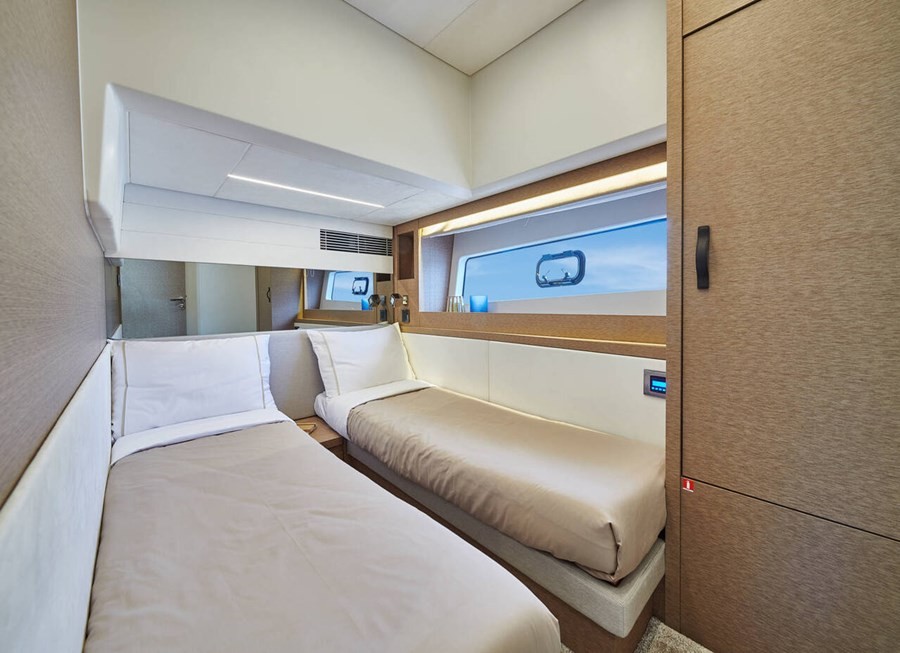 Prestige 590, Shaft | Yacht Charter Croatia