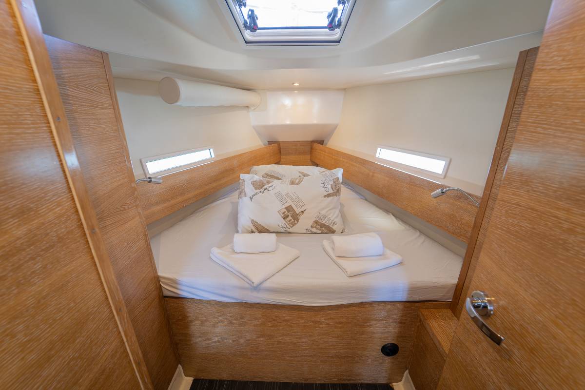 Salona 380, Navis Celere | Yacht Charter Croatia