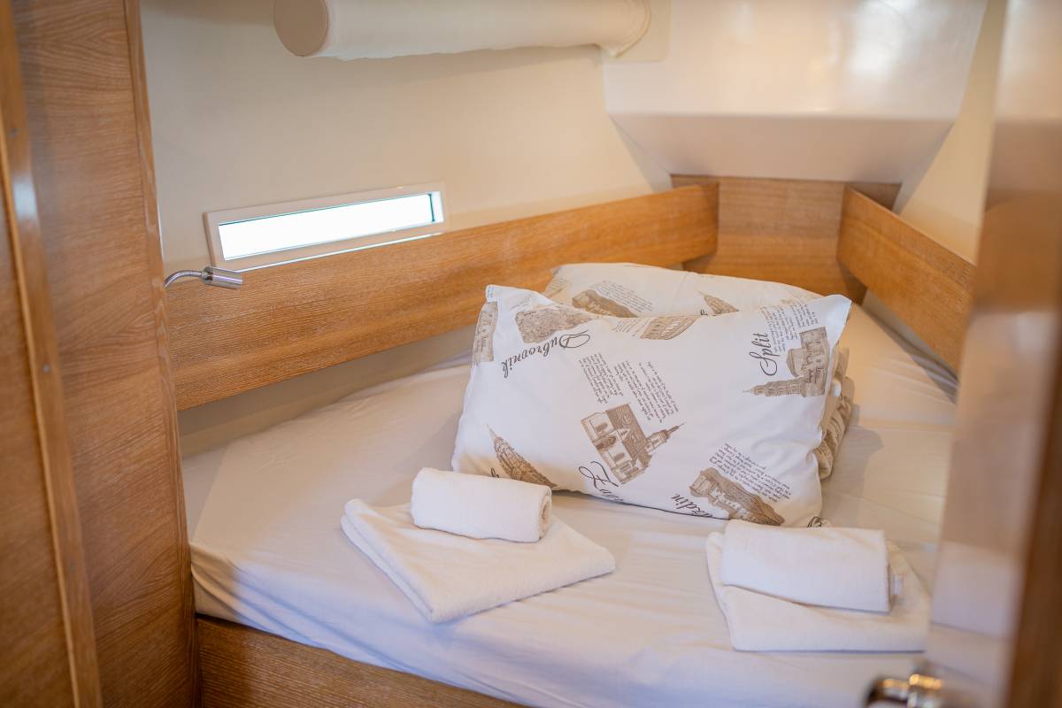 Salona 380, Navis Celere | Yacht Charter Croatia