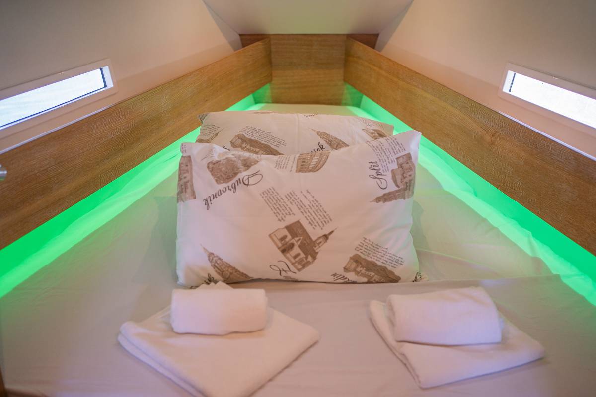 Salona 380, Navis Celere | Yacht Charter Croatia