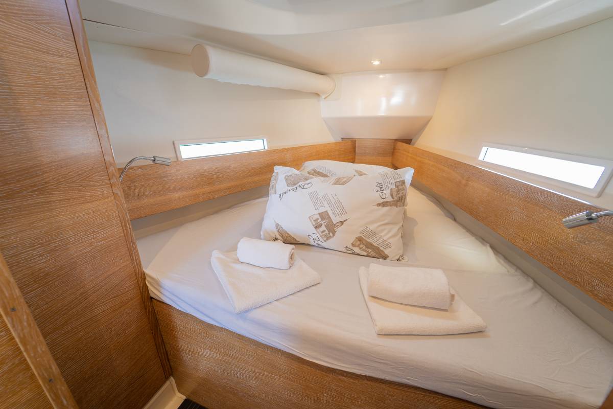 Salona 380, Navis Celere | Yacht Charter Croatia