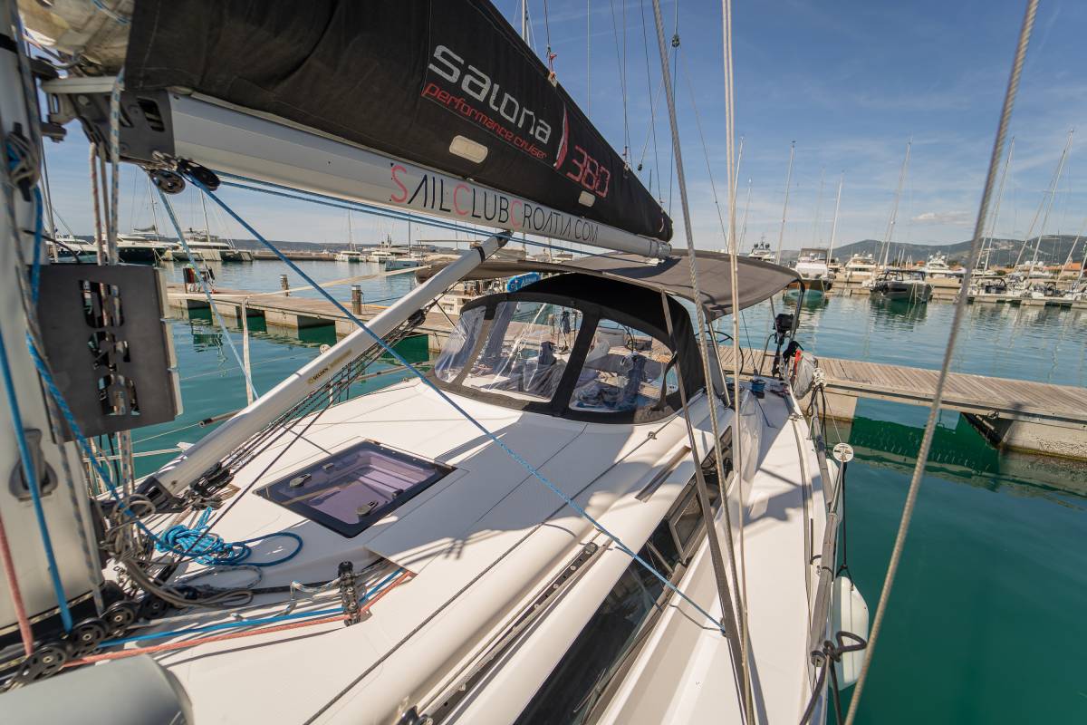 Salona 380, Navis Celere | Yacht Charter Croatia