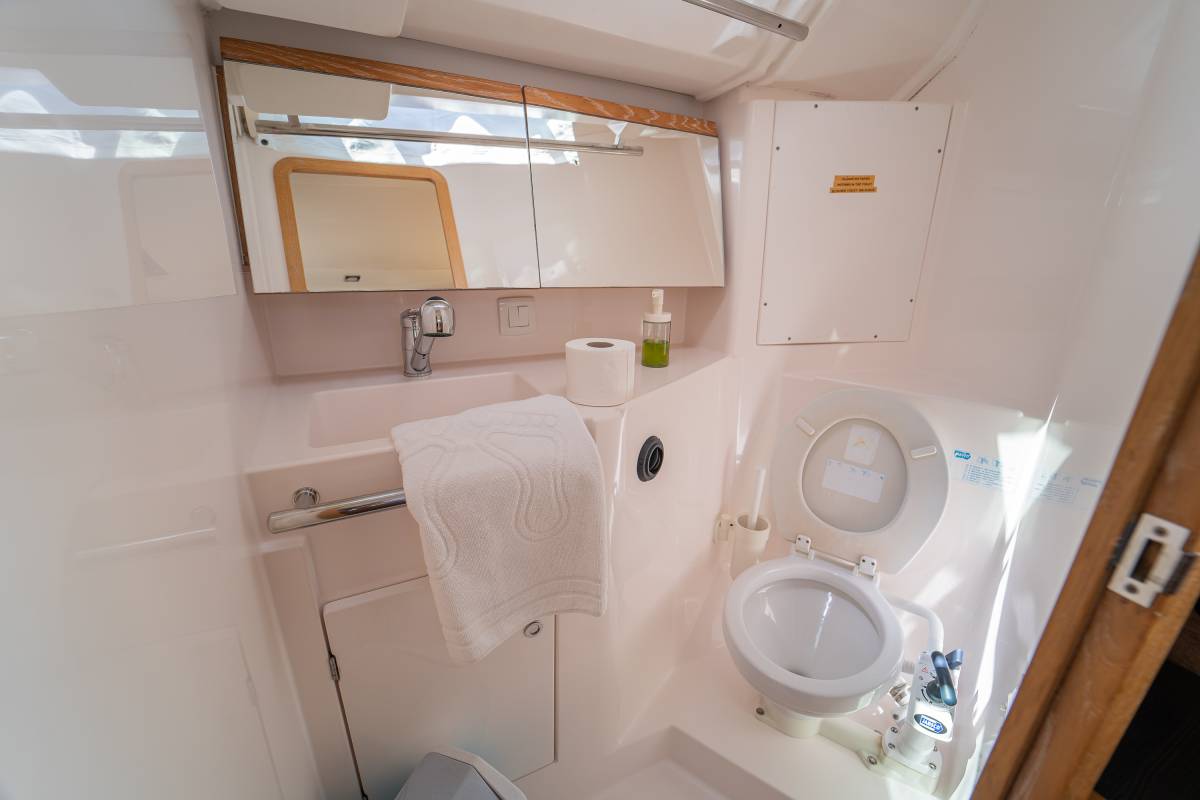 Salona 380, Navis Celere | Yacht Charter Croatia