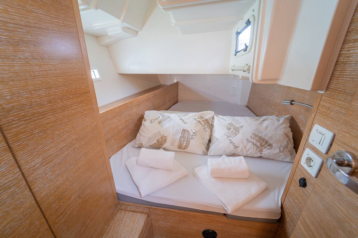 Salona 380, Navis Celere | Yacht Charter Croatia