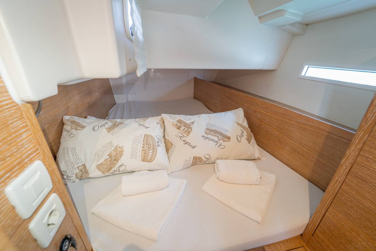 Salona 380, Navis Celere | Yacht Charter Croatia