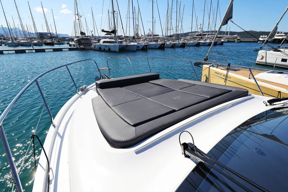 Sealine C390, Tireless | Yacht Charter Croatia