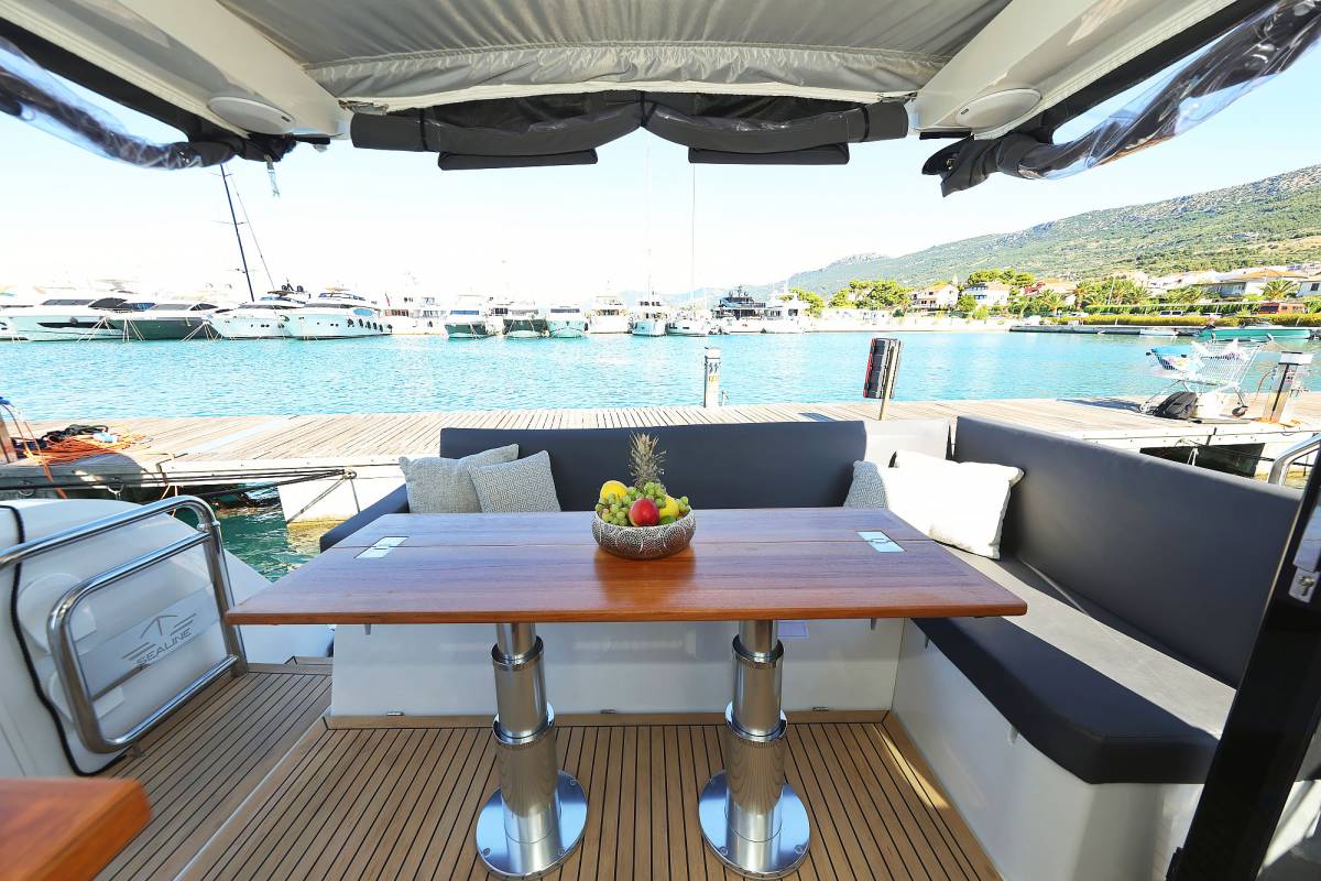 Sealine C390, Tireless | Yacht Charter Croatia