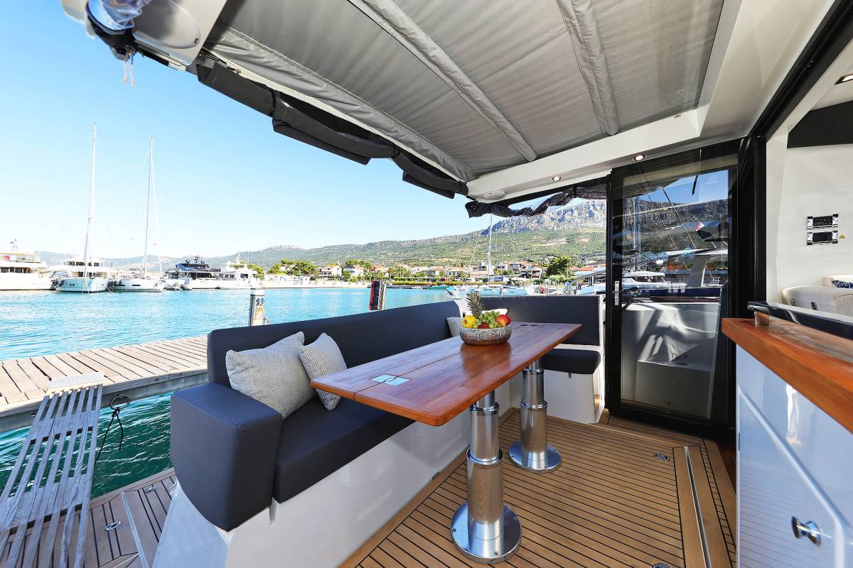 Sealine C390, Tireless | Yacht Charter Croatia