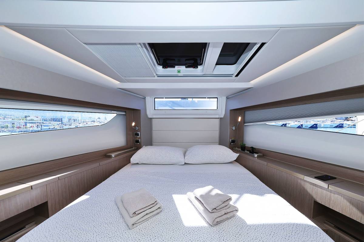 Sealine C390, Tireless | Yacht Charter Croatia