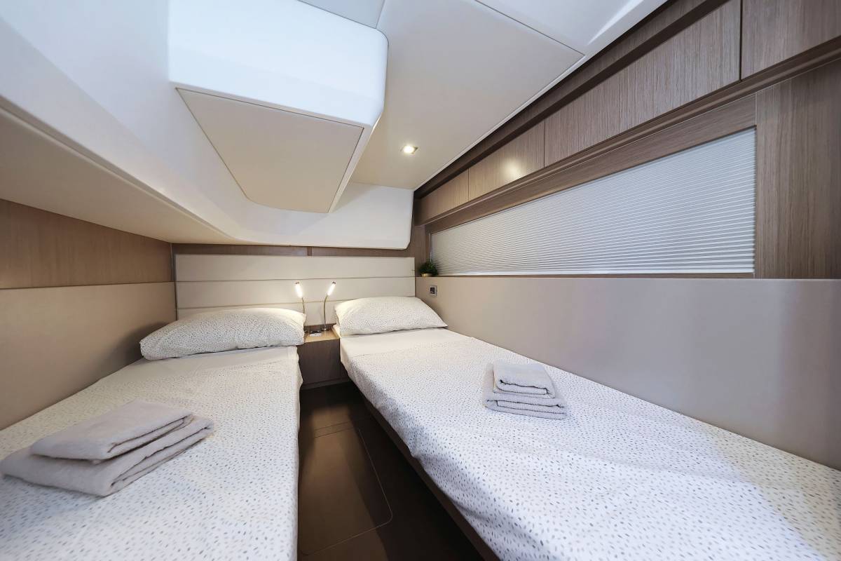 Sealine C390, Tireless | Yacht Charter Croatia