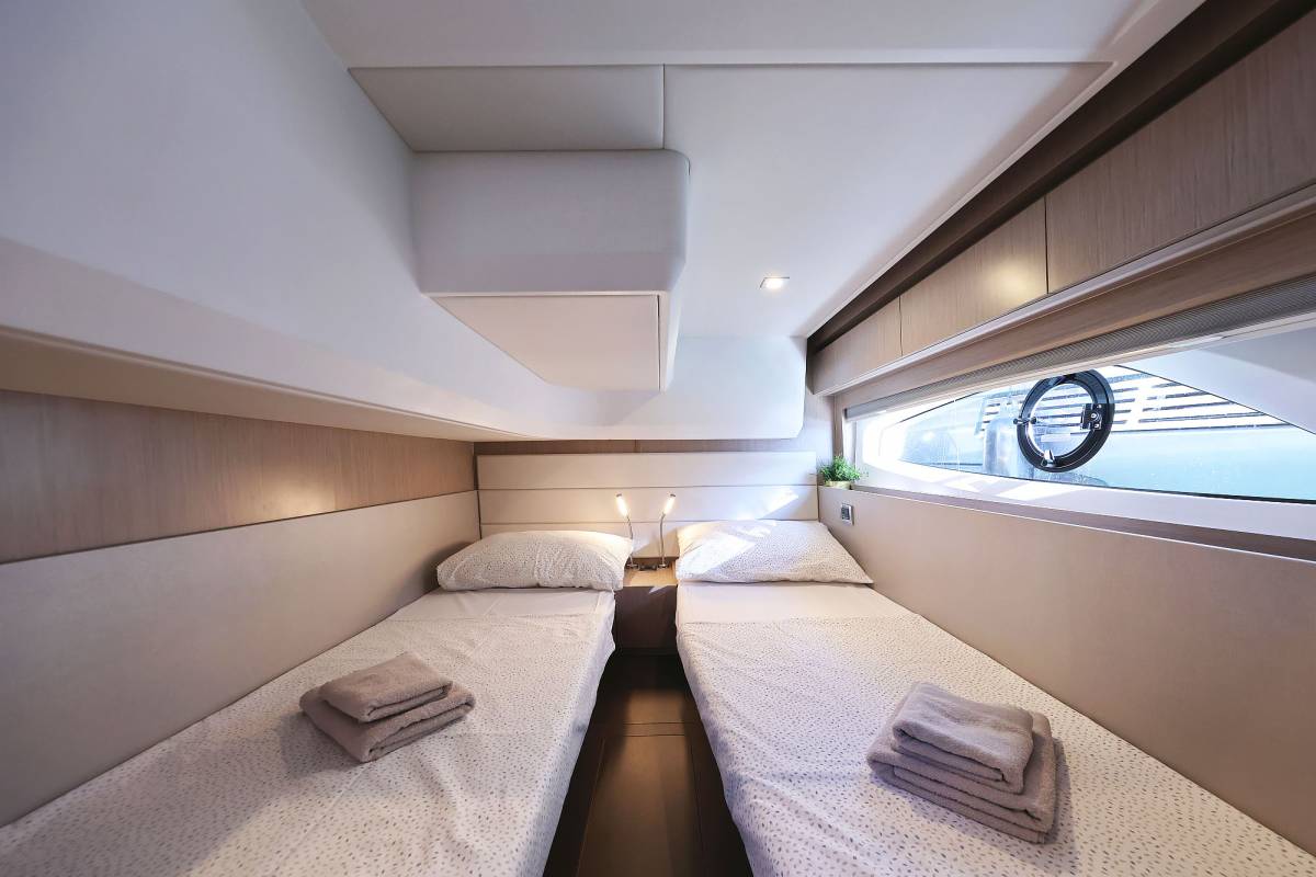 Sealine C390, Tireless | Yacht Charter Croatia
