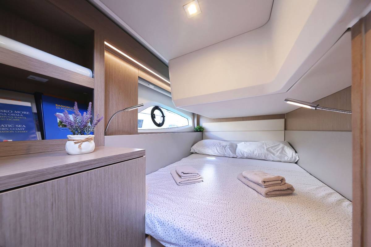 Sealine C390, Tireless | Yacht Charter Croatia