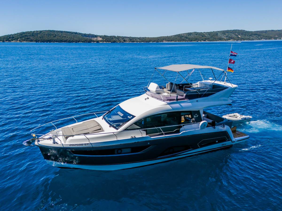 Sealine F430, Grace II | Yacht Charter Croatia