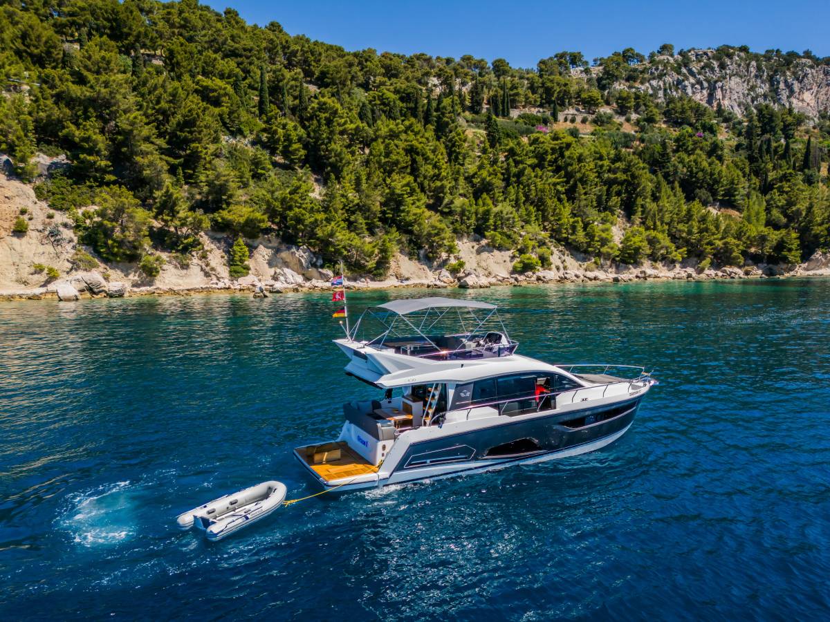 Sealine F430, Grace II | Yacht Charter Croatia