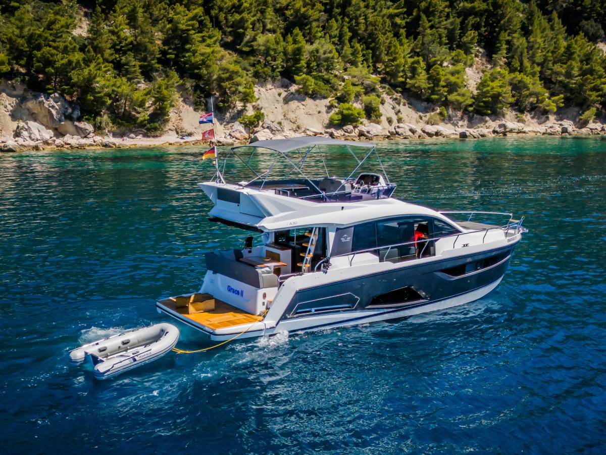 Sealine F430, Grace II | Yacht Charter Croatia