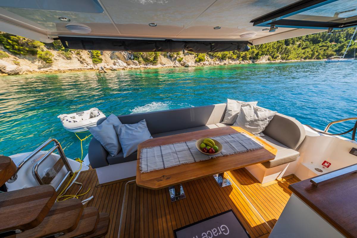 Sealine F430, Grace II | Yacht Charter Croatia