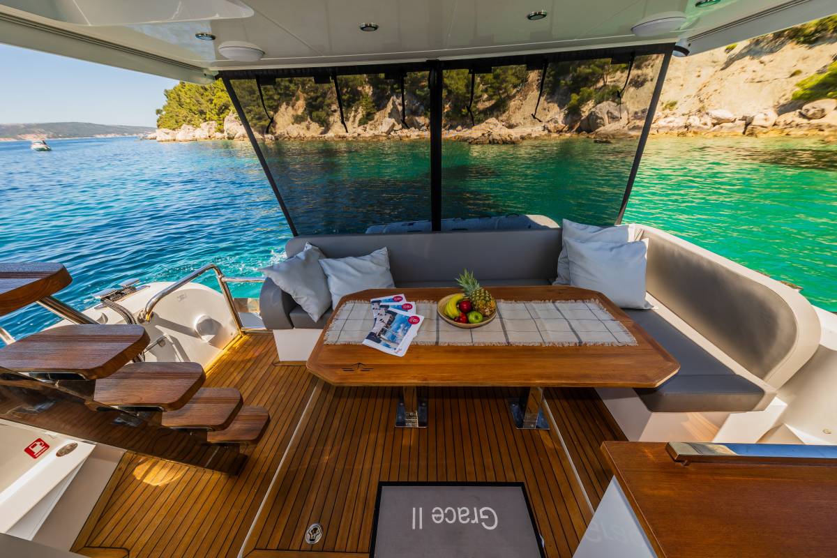 Sealine F430, Grace II | Yacht Charter Croatia