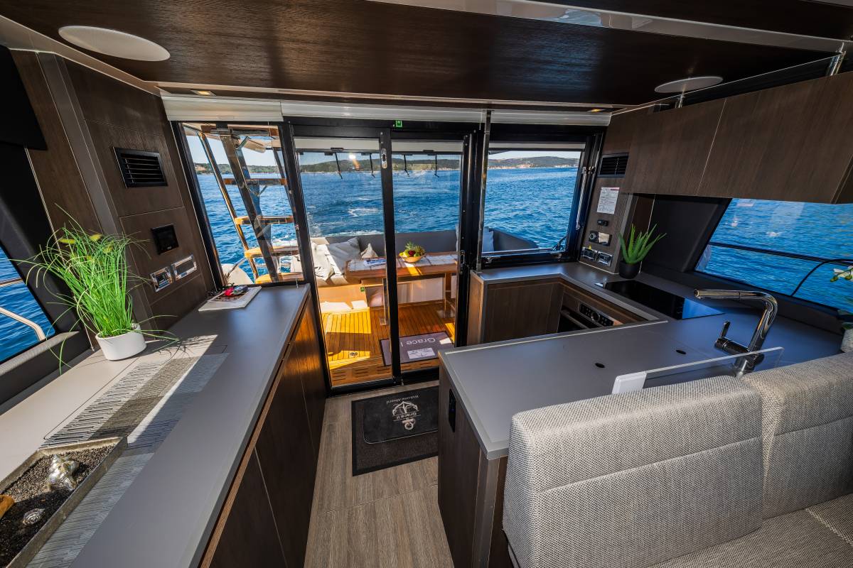 Sealine F430, Grace II | Yacht Charter Croatia