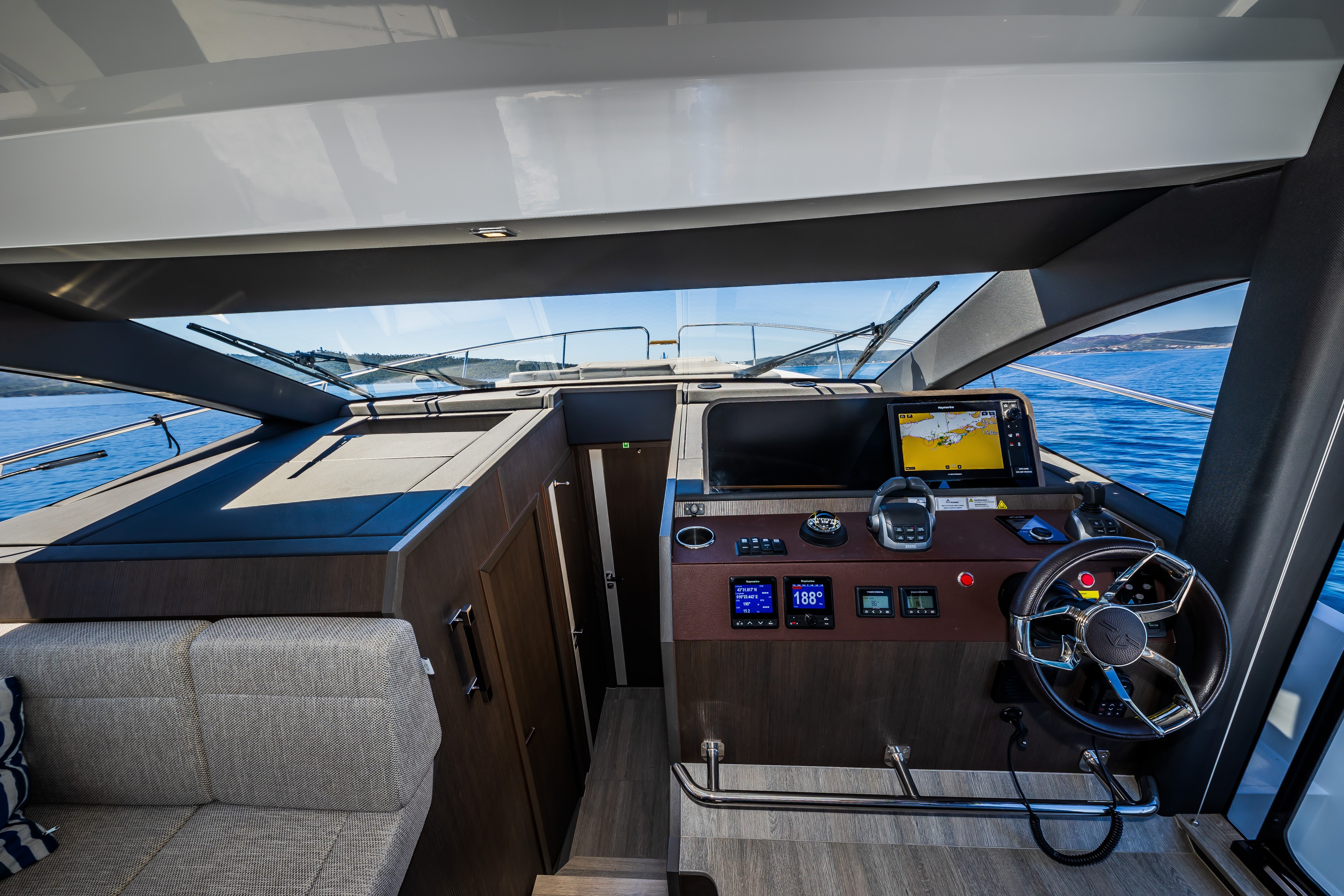 Sealine F430, Grace II | Yacht Charter Croatia