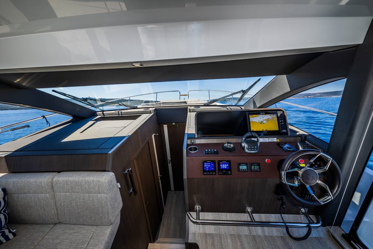 Sealine F430, Grace II | Yacht Charter Croatia
