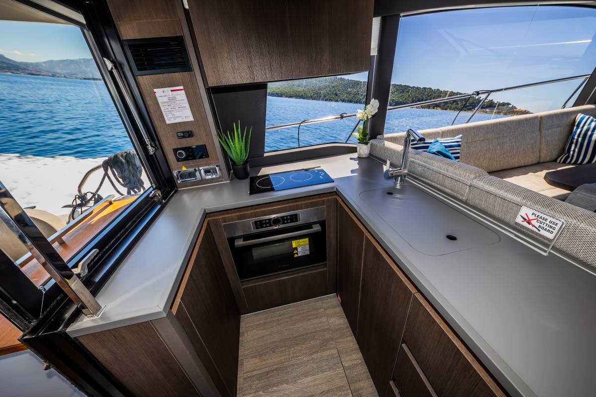 Sealine F430, Grace II | Yacht Charter Croatia