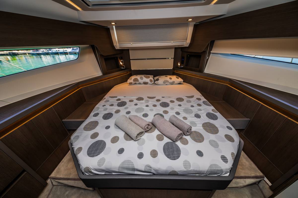 Sealine F430, Grace II | Yacht Charter Croatia