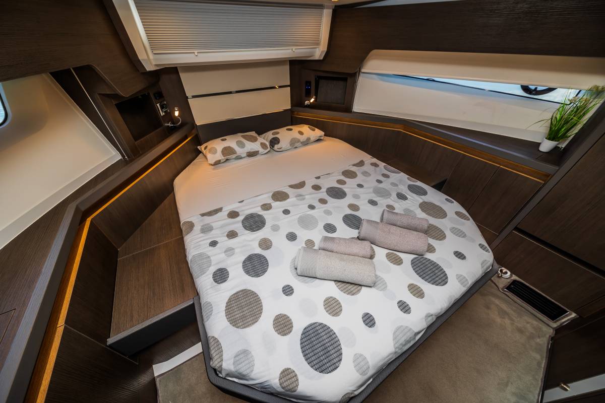 Sealine F430, Grace II | Yacht Charter Croatia