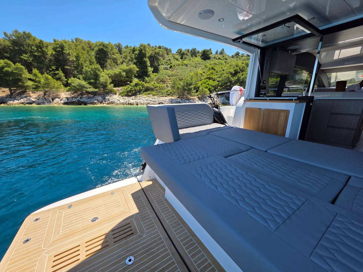 Sealine F430, Tireless Too | Yacht Charter Croatia