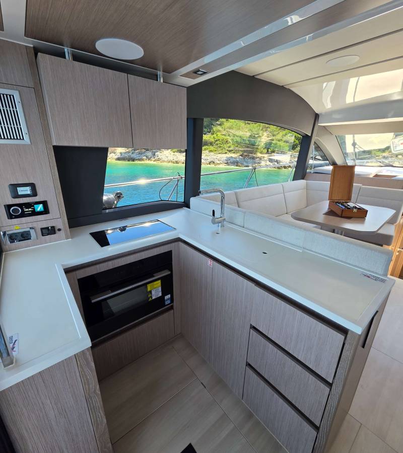 Sealine F430, Tireless Too | Yacht Charter Croatia
