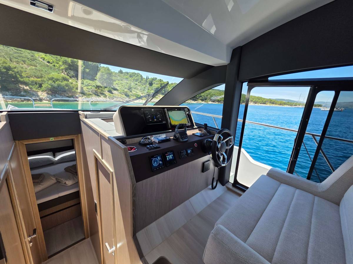 Sealine F430, Tireless Too | Yacht Charter Croatia