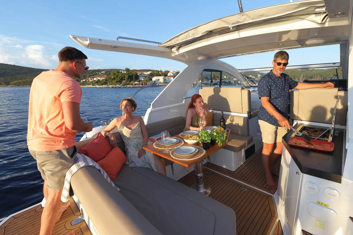 Sealine F430, Tireless Too | Yacht Charter Croatia