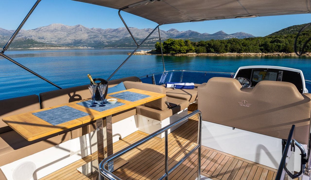 Sealine F430, Lomar | Yacht Charter Croatia