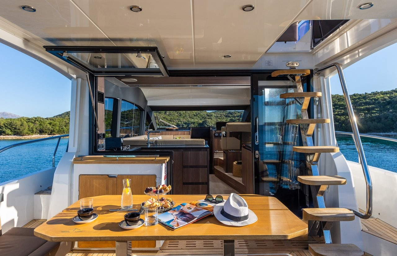 Sealine F430, Lomar | Yacht Charter Croatia
